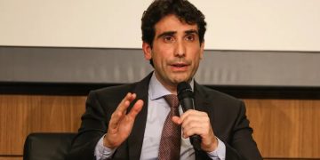 Galípolo diz que “já é possível perceber um movimento de desinflação no Brasil”, mas mantém postura restritiva