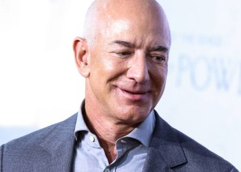 Bilionário que redefiniu o varejo, investe na exploração espacial e tem uma fortuna de US$ 200 bilhões