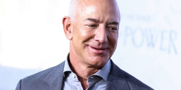 Bilionário que redefiniu o varejo, investe na exploração espacial e tem uma fortuna de US$ 200 bilhões