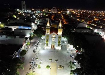 Essa joia às margens do São Francisco atrai com sua cultura ribeirinha e um pôr do sol único
