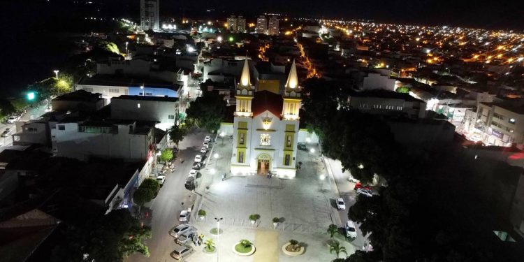 Essa joia às margens do São Francisco atrai com sua cultura ribeirinha e um pôr do sol único