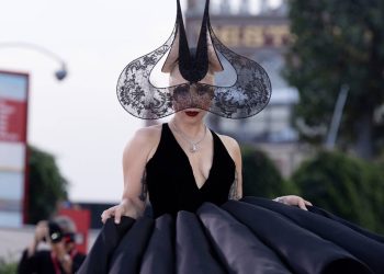 A artista camaleônica que se consagrou como uma lenda da música pop e uma aclamada estrela de cinema