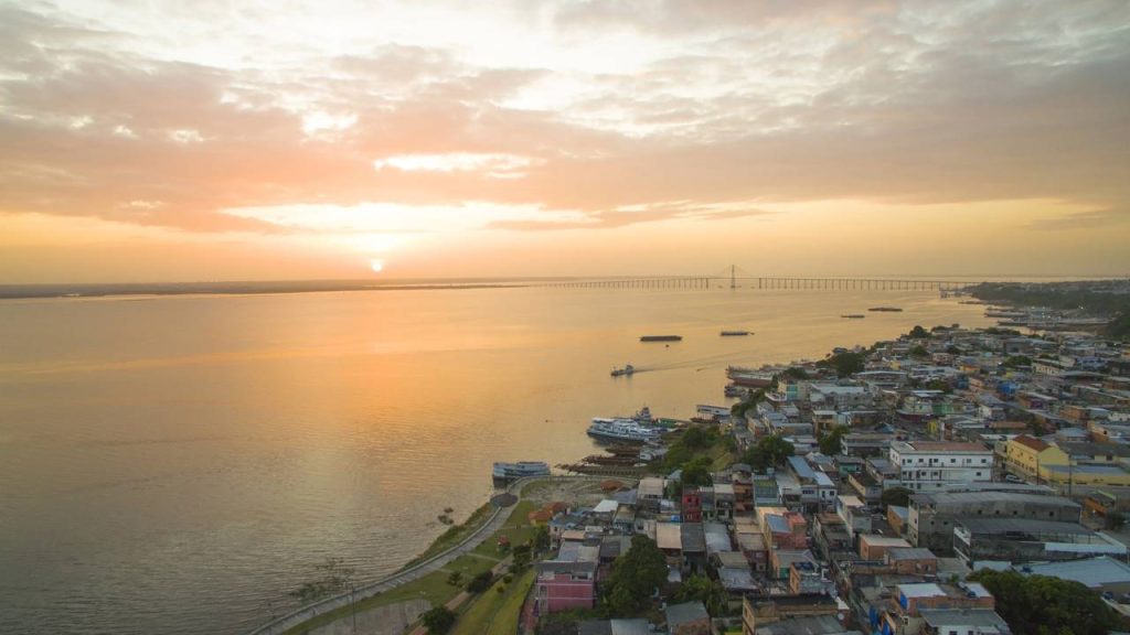 Com sua fundação em 1669 e o suntuoso Teatro Amazonas, a capital amazonense tornou-se o maior ícone da era da borracha no coração da floresta