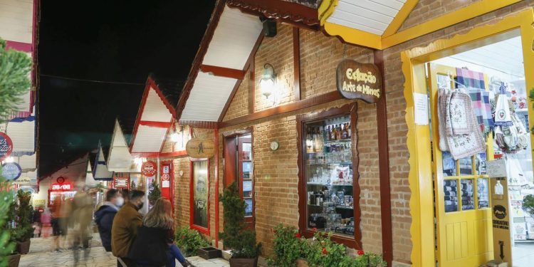 Cidade do sul de Minas, situada a 1.555 metros de altitude, é um dos pontos mais altos e frios do país, atraindo turistas o ano inteiro