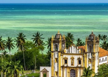 Essa cidade histórica em Pernambuco encanta com suas ladeiras coloridas e vista para o mar