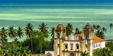 Essa cidade histórica em Pernambuco encanta com suas ladeiras coloridas e vista para o mar