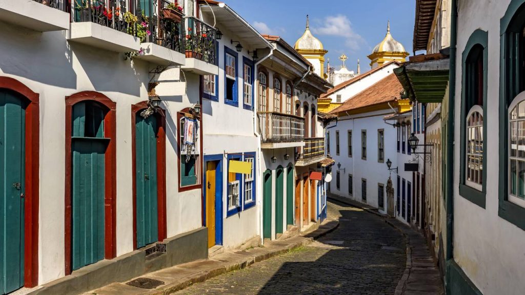 Cidade ideal para estudantes e amantes da história, Ouro Preto abriga o maior conjunto barroco do mundo e uma vida universitária pulsante em Minas