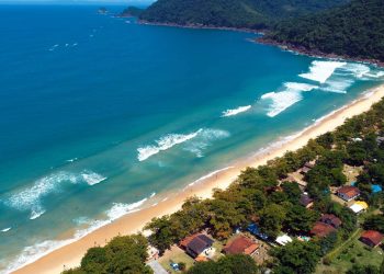 Esse refúgio entre mar e montanha encanta com arquitetura e praias paradisíacas