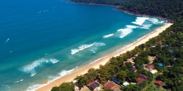 Esse refúgio entre mar e montanha encanta com arquitetura e praias paradisíacas