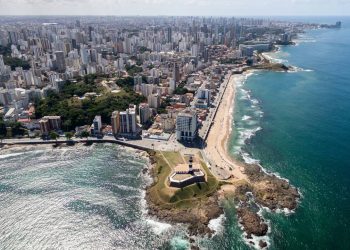 Essa primeira capital do Brasil encanta o mundo com sua energia e cultura afro