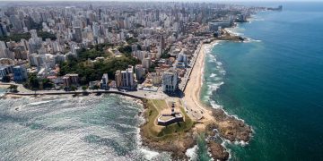 Essa primeira capital do Brasil encanta o mundo com sua energia e cultura afro