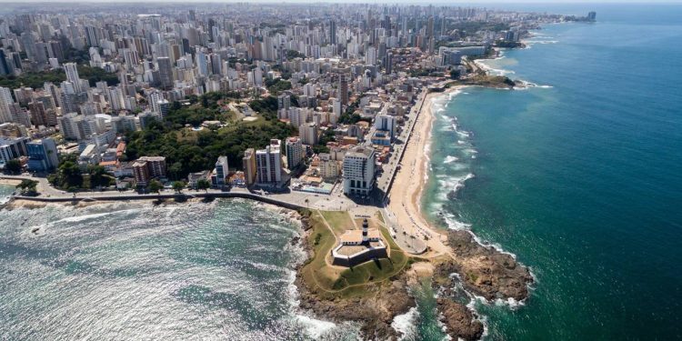 Essa primeira capital do Brasil encanta o mundo com sua energia e cultura afro