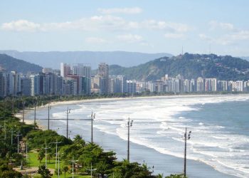 Brasileiros se emocionam na cidade que é o berço do Rei Pelé e da mítica Vila Belmiro