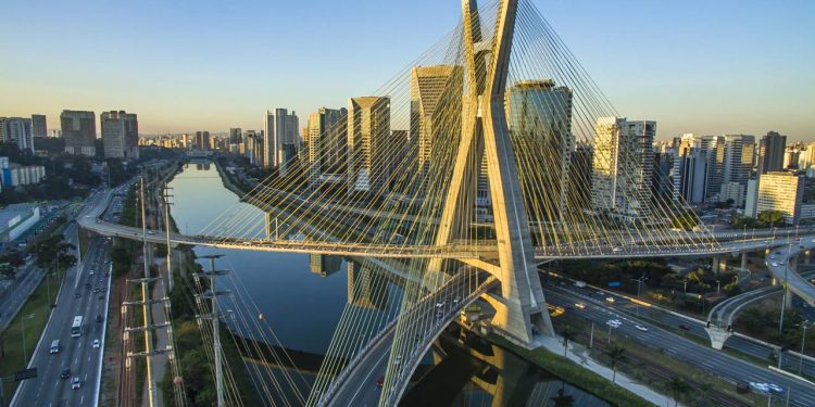 Cidade situada a 760 metros de altitude no planalto paulista, tem uma vida noturna agitada e oferece a maior rede de museus e teatros do país