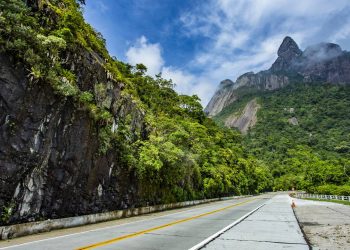 Esse refúgio serrano encanta com o Dedo de Deus e a natureza exuberante