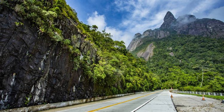 Esse refúgio serrano encanta com o Dedo de Deus e a natureza exuberante