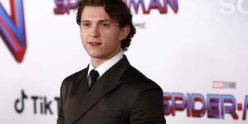 O ator que trouxe uma energia juvenil e acrobática ao Homem-Aranha, redefinindo o herói para o cinema