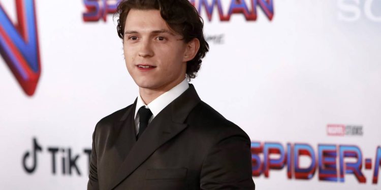 O ator que trouxe uma energia juvenil e acrobática ao Homem-Aranha, redefinindo o herói para o cinema