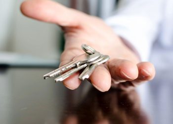Porta-chaves de parede por R$ 15 que organiza sua rotina
