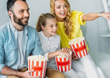 Economize até R$ 80 por mês com noites de cinema no conforto de casa
