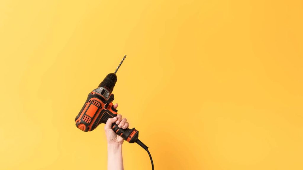 Como fazer um varal retrátil por menos de R$ 40 e secar roupas com praticidade