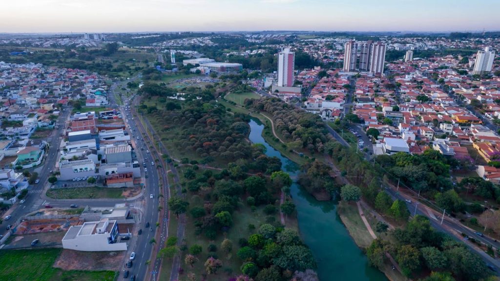 Moradores celebrando cidade do interior de São Paulo reconhecida por segurança, conforto e qualidade de vida excepcional
