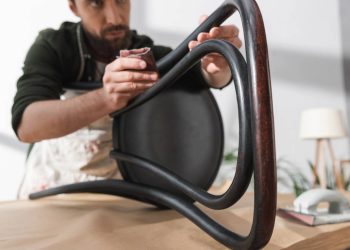 Homem limpando uma cadeira - Créditos: depositphotos.com / HayDmitriy