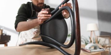 Homem limpando uma cadeira - Créditos: depositphotos.com / HayDmitriy