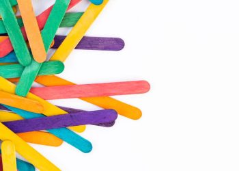 Aprenda a fazer um suporte de celular gastando menos de R$ 3