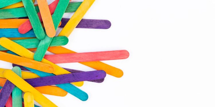 Aprenda a fazer um suporte de celular gastando menos de R$ 3