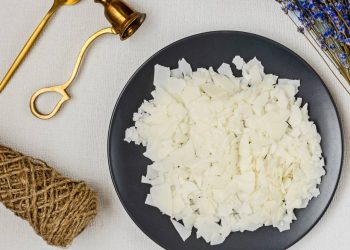 Aprenda a reaproveitar parafina e economizar fazendo velas aromáticas personalizadas em casa