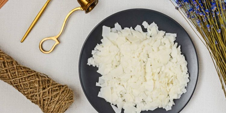 Aprenda a reaproveitar parafina e economizar fazendo velas aromáticas personalizadas em casa
