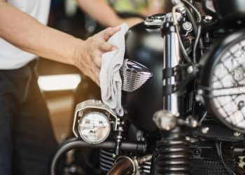 Brasileiros descobrem como polir a moto em casa e renovar o visual