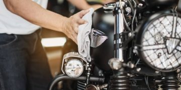 Brasileiros descobrem como polir a moto em casa e renovar o visual