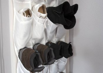 Como organizar sapatos em pouco espaço com uma sapateira suspensa feita de TNT e cabides