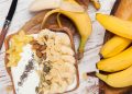 Bananas e pote de iogurte com pedaços de banana - Créditos: depositphotos.com / gdolgikh