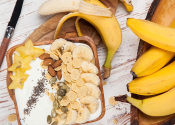 Bananas e pote de iogurte com pedaços de banana - Créditos: depositphotos.com / gdolgikh