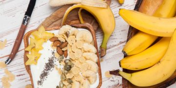 Bananas e pote de iogurte com pedaços de banana - Créditos: depositphotos.com / gdolgikh