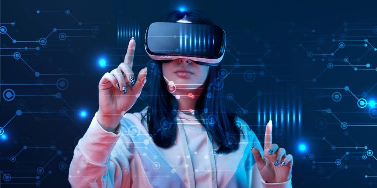 Mulher usando óculos de realidade virtual Créditos: depositphotos.com / AntonMatyukha
