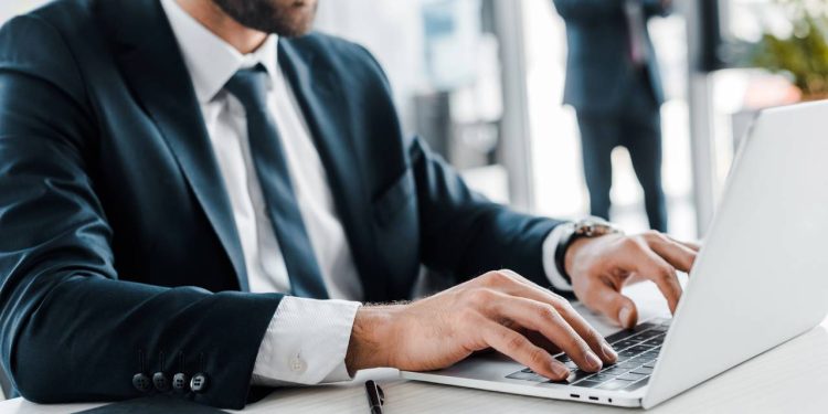 A profissão de tecnologia que mais cresce no Brasil e paga até R$18 mil