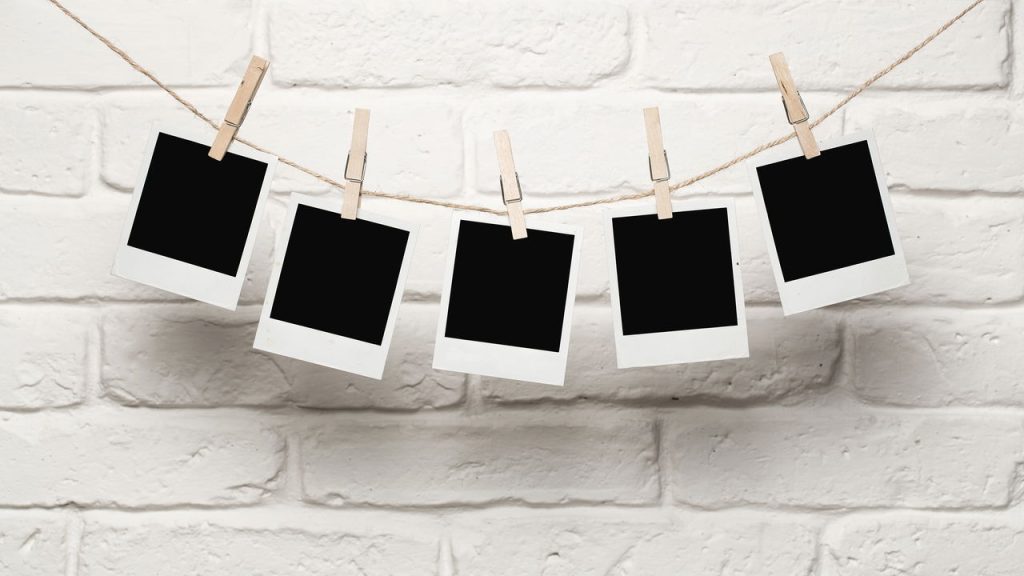 Painel de fotos com barbante e pregadores por R$ 10 que transforma sua parede