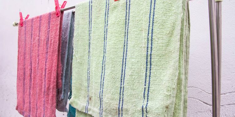 Ganhe espaço em casa com um varal dobrável que você mesmo pode fazer