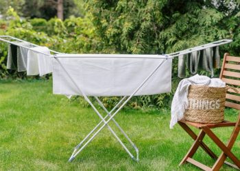 Como fazer um varal retrátil por menos de R$ 40 e secar roupas com praticidade