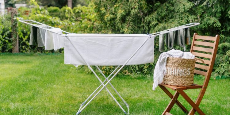Como fazer um varal retrátil por menos de R$ 40 e secar roupas com praticidade