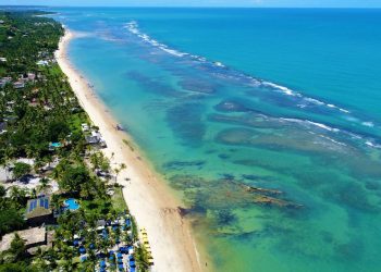 Turistas se apaixonam pelo distrito que une praias paradisíacas e uma vida noturna vibrante