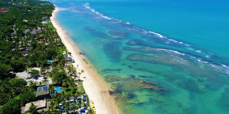 Turistas se apaixonam pelo distrito que une praias paradisíacas e uma vida noturna vibrante