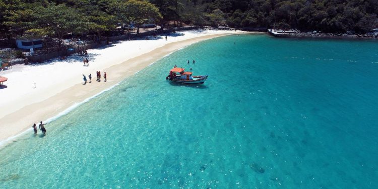 Cidade fundada há 39 anos, após sua emancipação, é o Caribe brasileiro e atrai turistas com as águas mais cristalinas do litoral do Rio