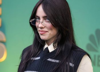 Cantora mais jovem a vencer os 4 Grammys principais em uma noite, ganhou 2 Oscars e tem uma fortuna de US$ 50 milhões