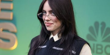 Cantora mais jovem a vencer os 4 Grammys principais em uma noite, ganhou 2 Oscars e tem uma fortuna de US$ 50 milhões