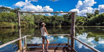 Cidade fundada em 1948 é a maior do Brasil em ecoturismo, e atrai o mundo com seus rios de águas cristalinas e grutas azuis, em Mato Grosso do Sul